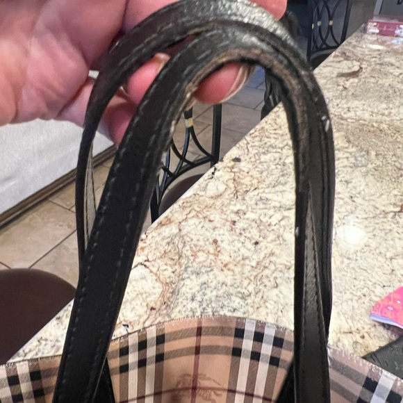 Authentic Burberry reversible tote gently used..v. Good condition - Picture 5 of 8